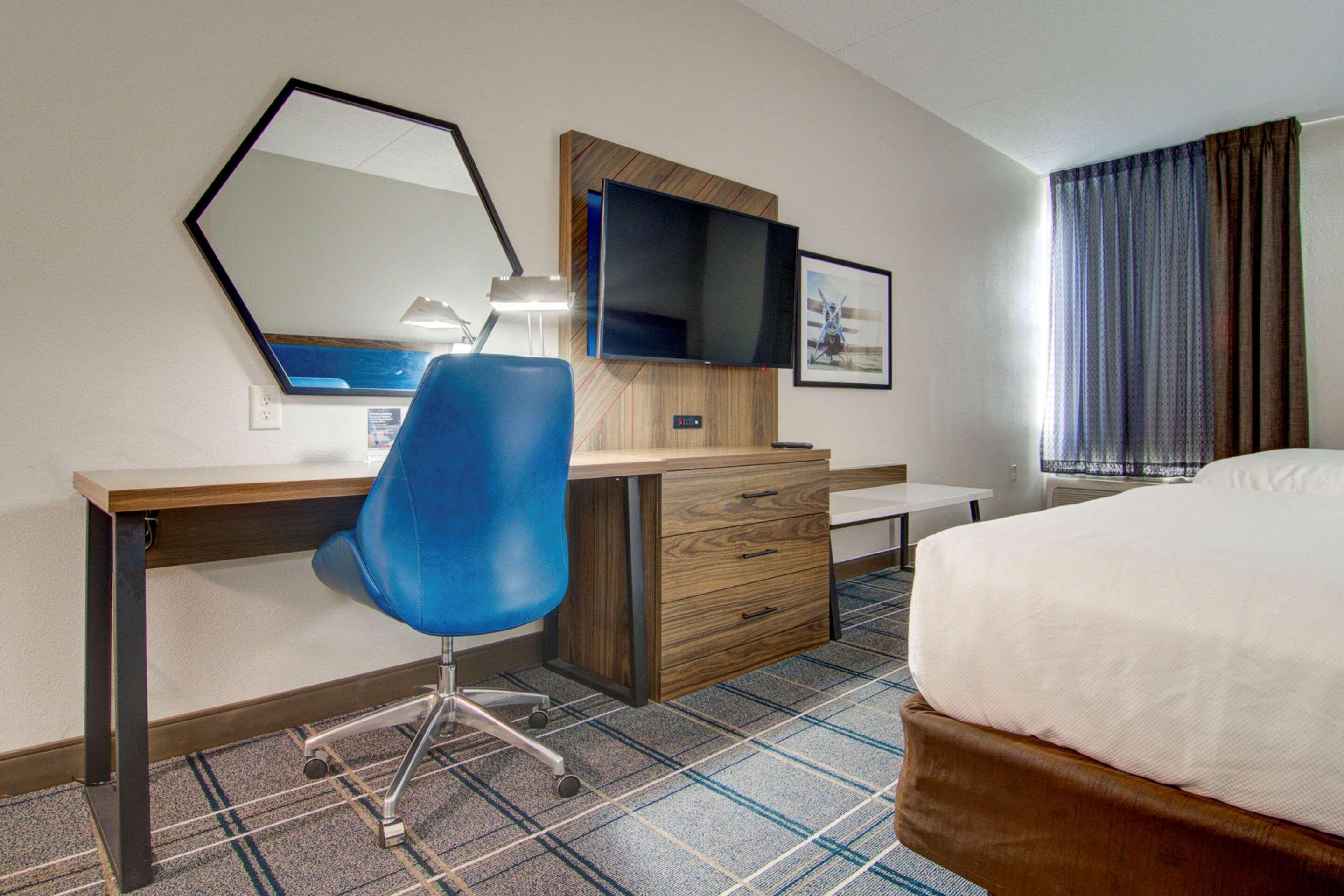 Comfort Suites Newport News Airport Exterior foto